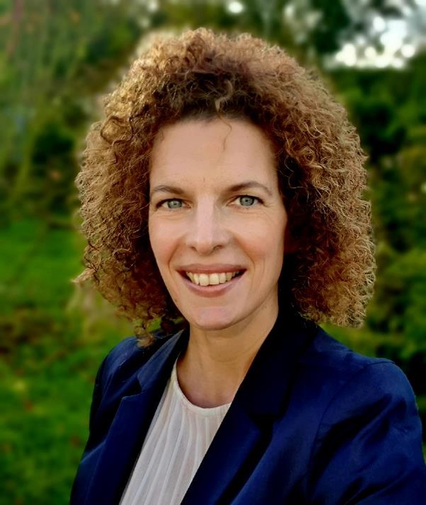Profilbild von Dr. Juliane Arnold eine Frau mit lockigen Haaren